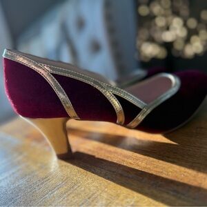 Bettie Page Velvet Burgundy and Gold trim Heels w/leopard bottoms 🆕 sz 10